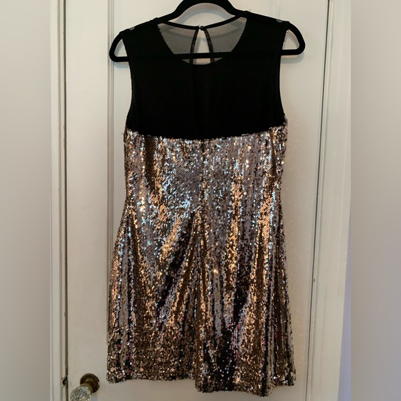 Gold sequined dress - Picture 2 of 4